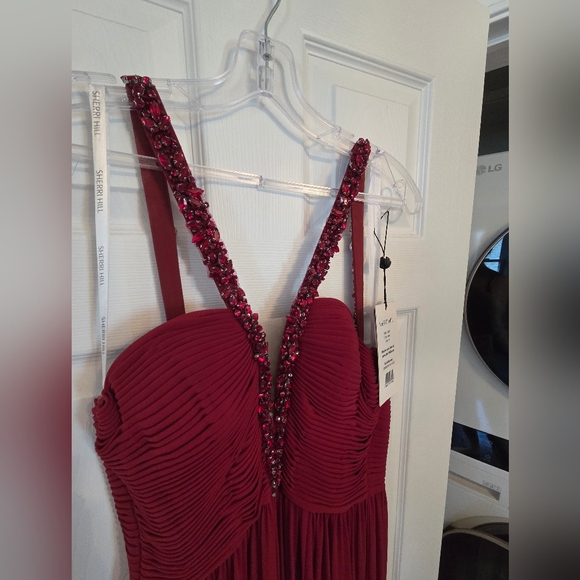 BNWT Sherri Hill Women's Deep Red Maxi Dress - Picture 4 of 6